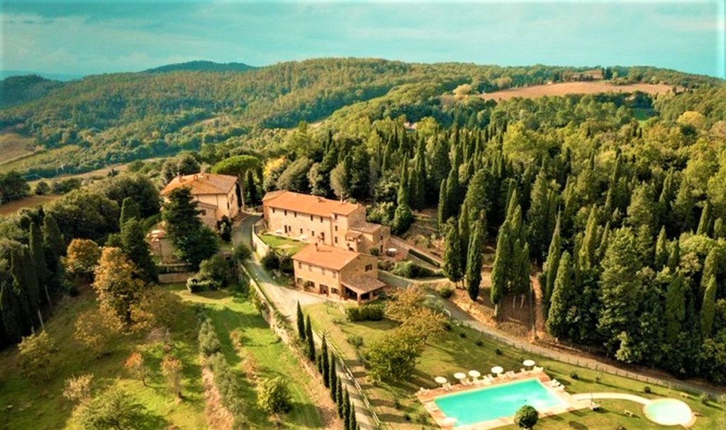 Charming seventeenth-century villa with hamlet for sale in San Gimignano