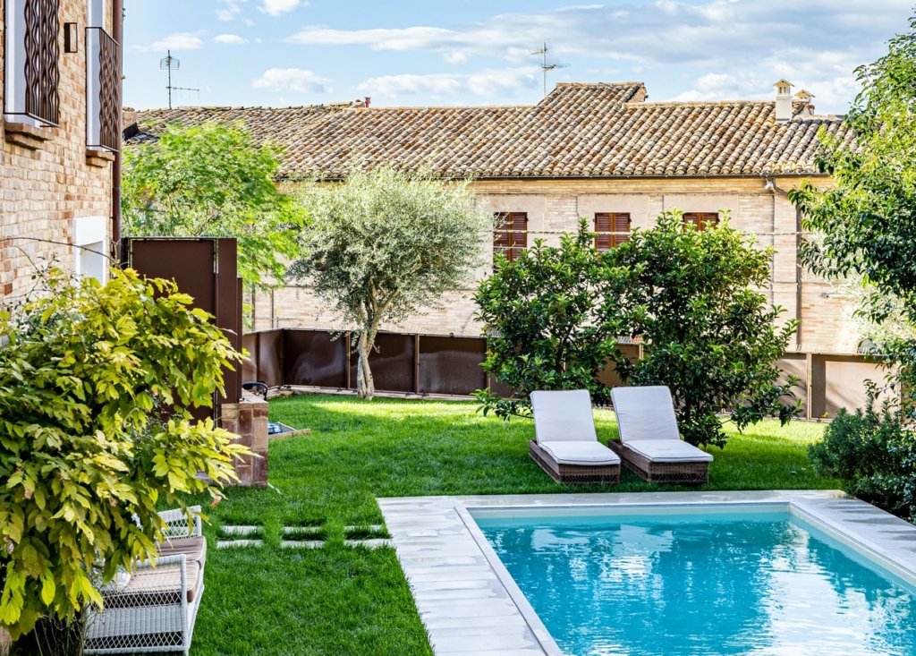 Luxury farmhouse for sale in the Marche Italy